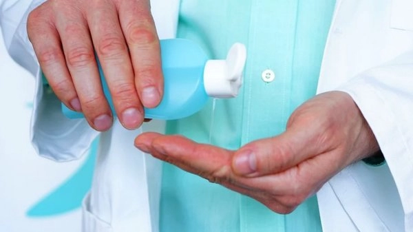 Лучшие антисептические средства для выполнения дезинфекции рук для ежедневного применения